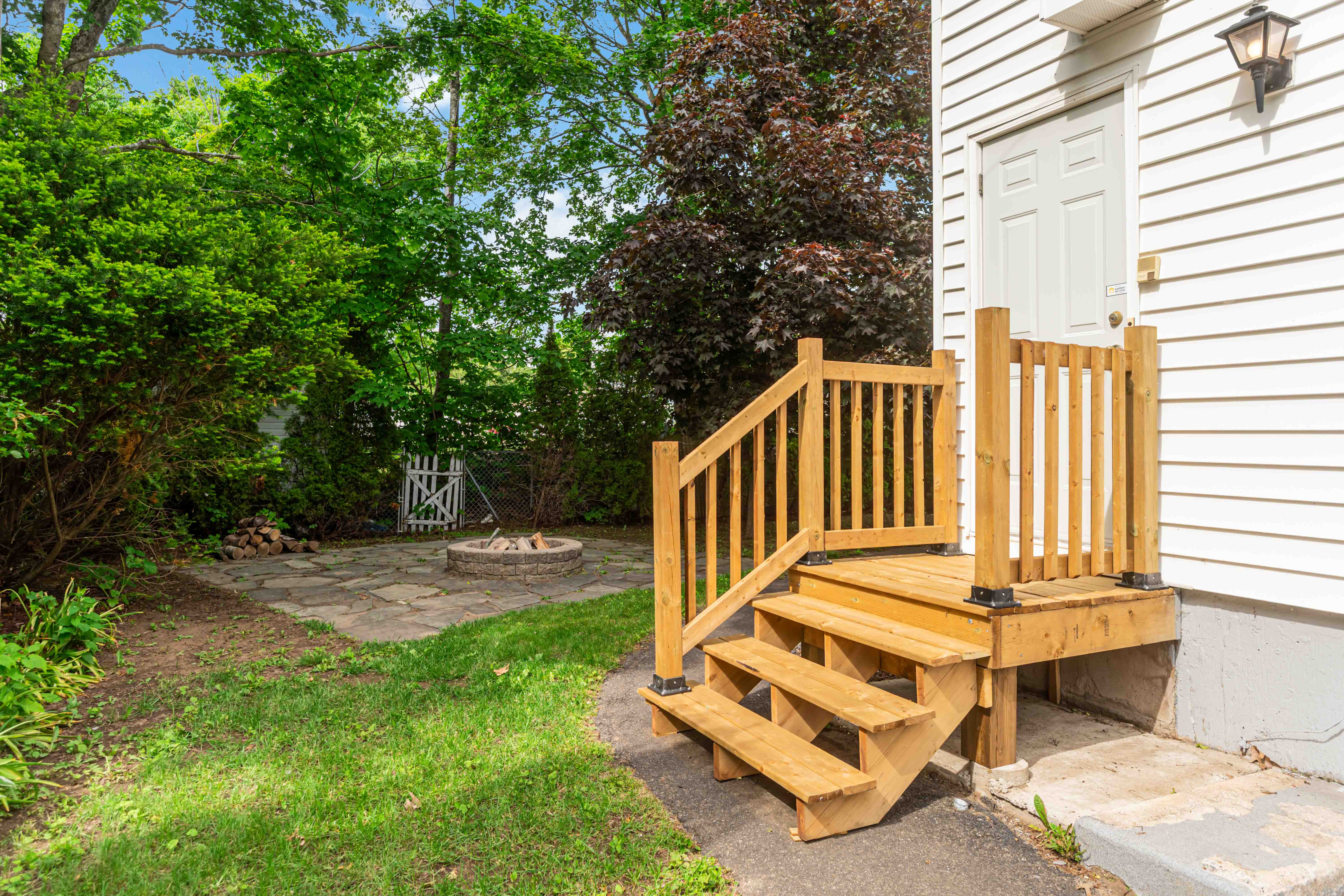 Separate entrance to the upper level