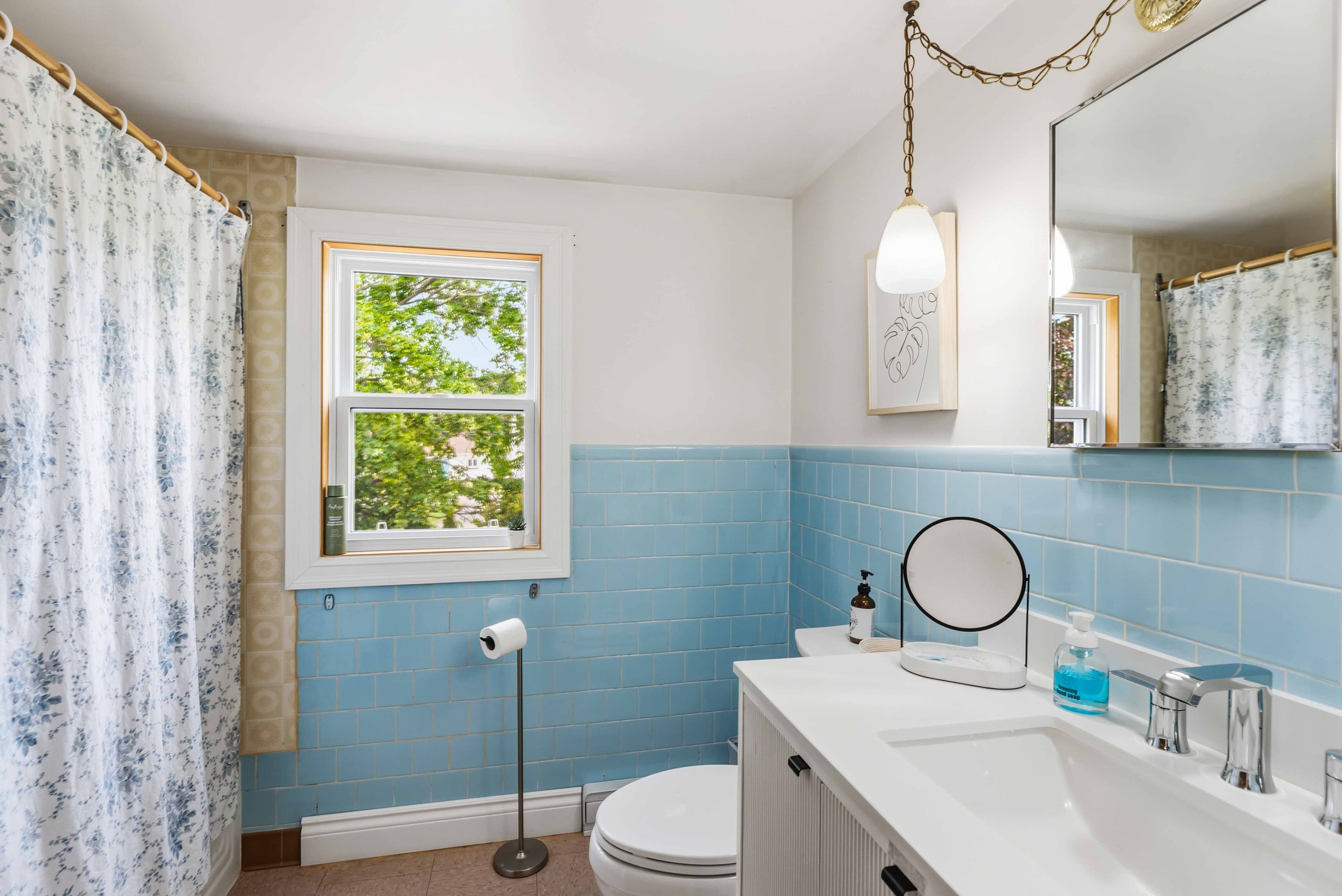Upstairs full bathroom