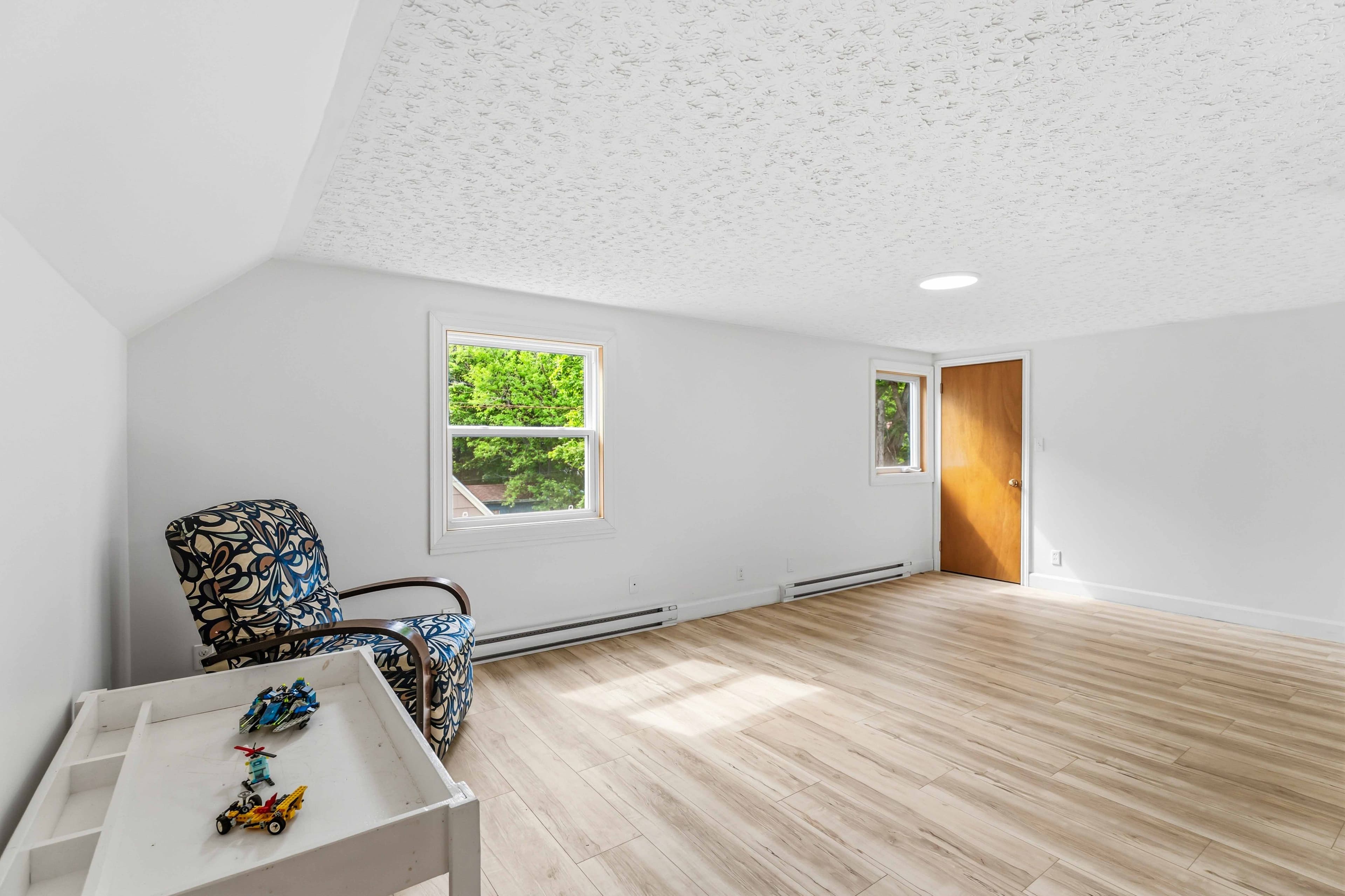 Large upstairs bonus room